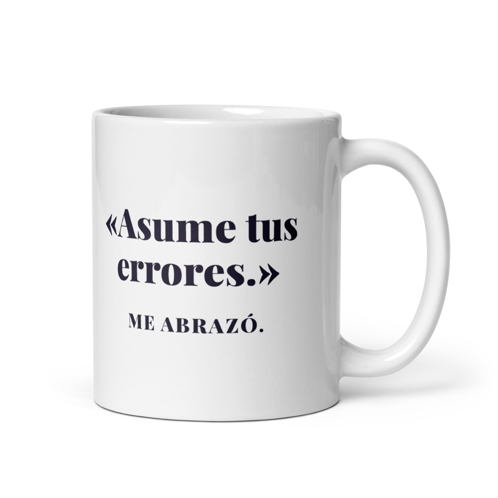 Taza «Asume tus errores.» Me abrazó.