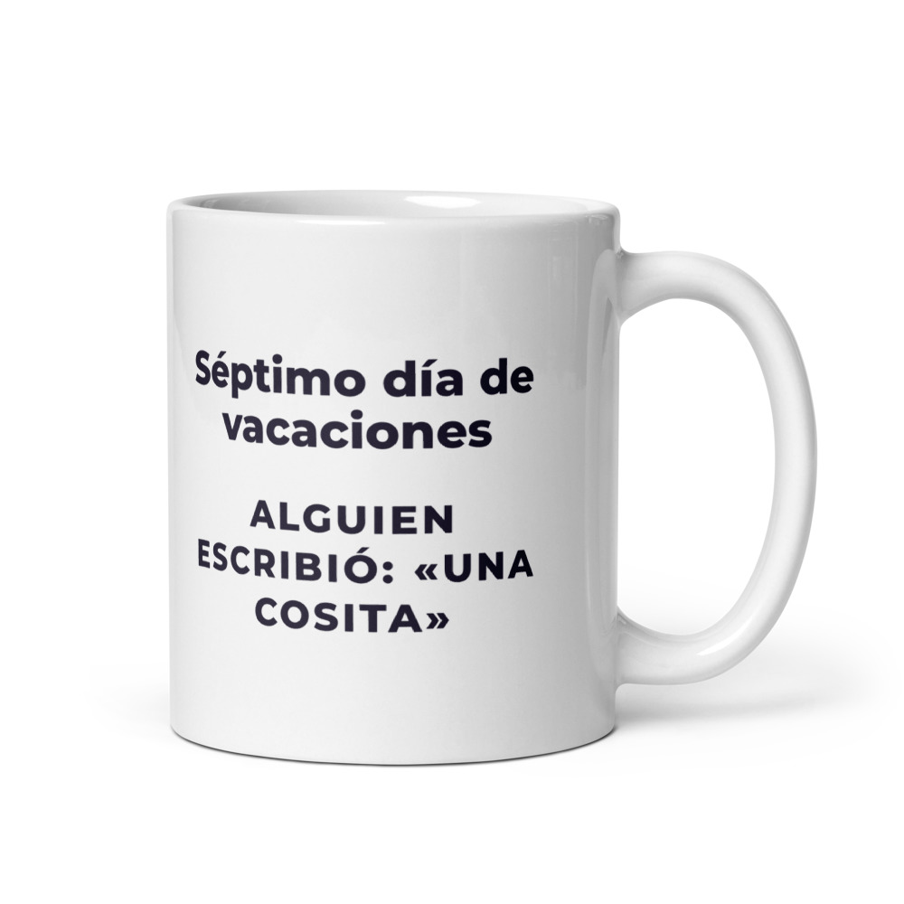 Taza Séptimo día de vacaciones Alguien escribió: «una cosita»